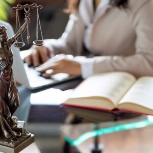 Юрист проводит оценку уголовного дела, анализируя документы и материалы